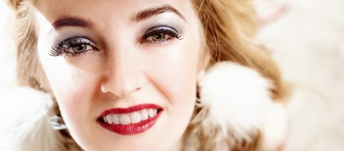 A model wearing makeup (Image via Pixabay/lightstargod)