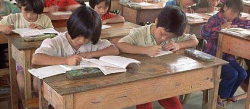 Bambini in una scuola rurale cinese