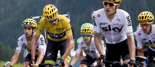 Il Team Sky in testa al gruppo al Tour de France.