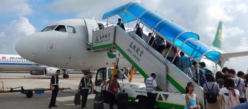 Passengers boarding an aircraft at Shanghai (Image credit – Whisper of the heart, Wikimedia Commons)