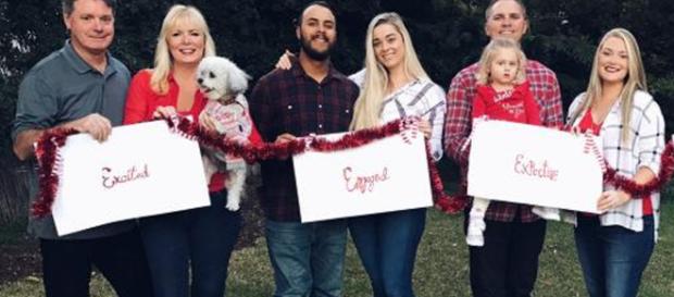 Humorous Christmas photo goes viral. Image Credit: Emily Swawright / Twitter (modified) Humorous Christmas photo goes viral. Image Credit: Emily Swawright / Twitter (modified)