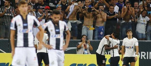 Jogadores do Santos em um clássico contra o Corinthians Jogadores do Santos em um clássico contra o Corinthians
