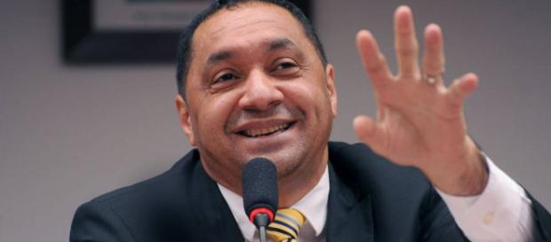 O deputado criticou a muitos e não parece feliz com sua saída O deputado criticou a muitos e não parece feliz com sua saída