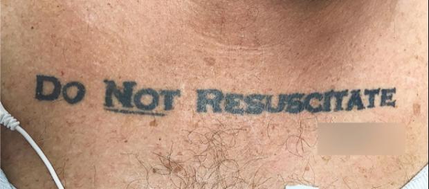 Tatuagem de senhor causou conflito ético nos Estados Unidos. Foto: Reprodução/The New England Journal of Medicine. Tatuagem de senhor causou conflito ético nos Estados Unidos. Foto: Reprodução/The New England Journal of Medicine.