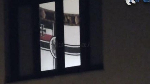 Bandiera nazista nella caserma dei Carabinieri, ora rischia il fotografo.