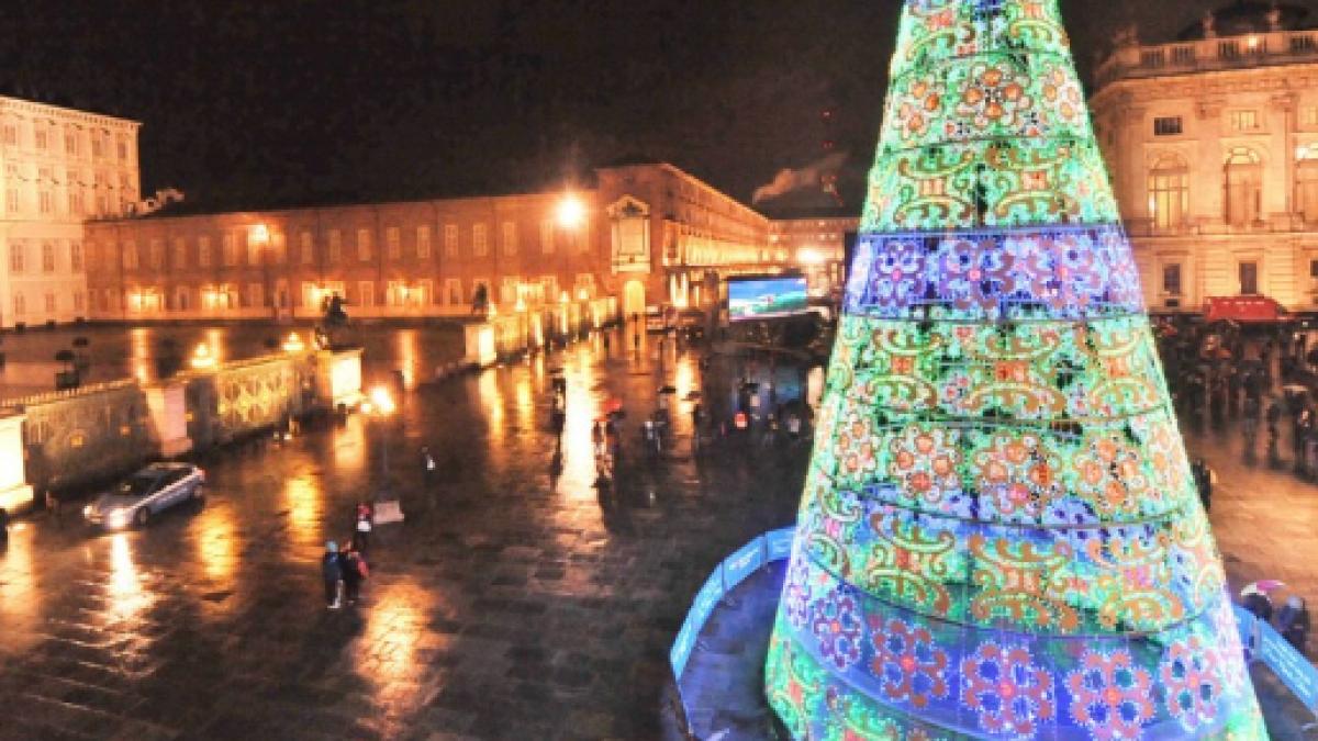 Decorazioni Natalizie Torino.La Citta Della Mole Si Veste A Festa Per Natale