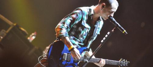 Chester Bennington plays his blue guitar. - [Image Credit: Flickr | suran-photography]