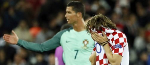A crying Luka Modric was consoled by his Real Madrid teammates ... - 101greatgoals.com