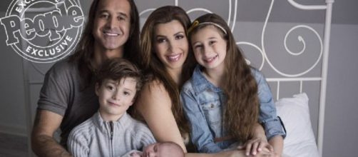Scott and Jaclyn Stapp share family photos with baby son, Anthony, in family photo shoot. Image Scott Stapp/Twitter