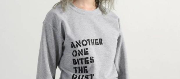"Another One Bite the Dust" podemos leer en la sudadera más polémica del momento. "Another One Bite the Dust" podemos leer en la sudadera más polémica del momento.