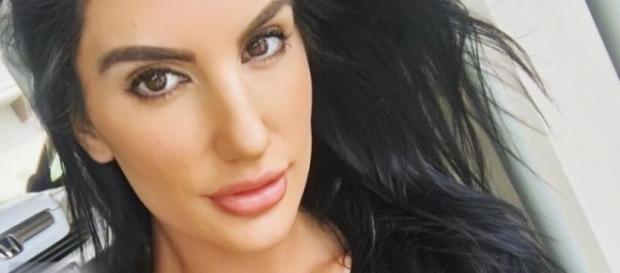 August Ames cometeu suicídio horas depois de uma discussão no Twitter. (Foto Reprodução) August Ames cometeu suicídio horas depois de uma discussão no Twitter. (Foto Reprodução)