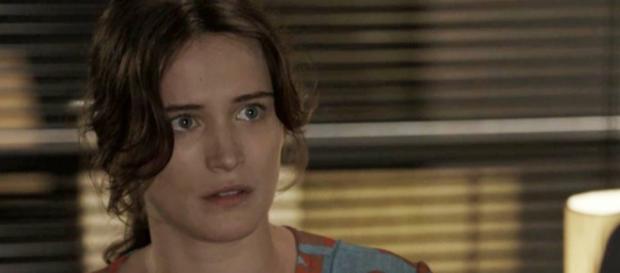 Clara se desespera ao saber de risco de voltar para a clínica Clara se desespera ao saber de risco de voltar para a clínica