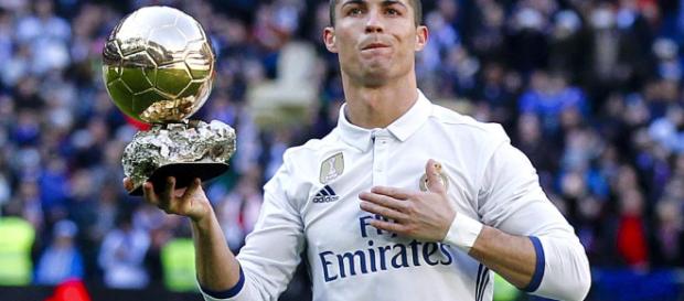Cristiano Ronaldo a déjà une main sur le Ballon d'Or - Foot 01 - foot01.com Cristiano Ronaldo a déjà une main sur le Ballon d'Or - Foot 01 - foot01.com