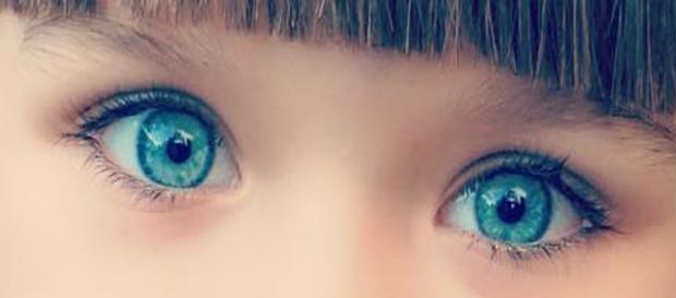 Ela está chamando a atenção com sua beleza Ela está chamando a atenção com sua beleza