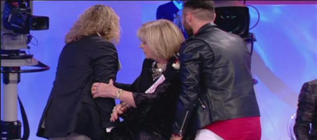 Graziella portata fuori lo studio da Marco e Sossio Graziella portata fuori lo studio da Marco e Sossio