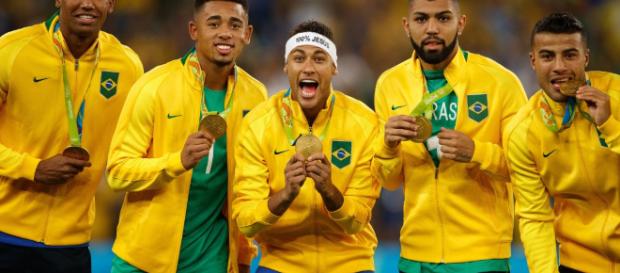 Neymar recebe a medalha de ouro nas Olimpíadas Neymar recebe a medalha de ouro nas Olimpíadas