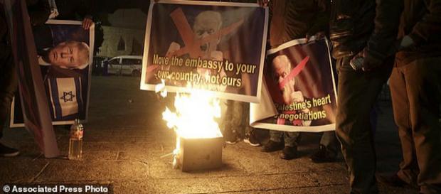 Palestinieni arzând postere cu Trump în Betleem - Foto: Daily Mail (© Associated Press) Palestinieni arzând postere cu Trump în Betleem - Foto: Daily Mail (© Associated Press)