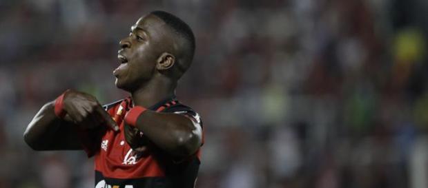 Vinícius Júnior é xodó da torcida e do maior ídolo Zico. Vinícius Júnior é xodó da torcida e do maior ídolo Zico.