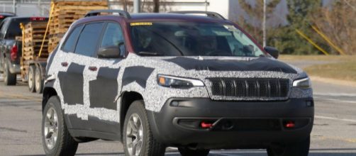 Jeep Cherokee 2018 restyling foto spia