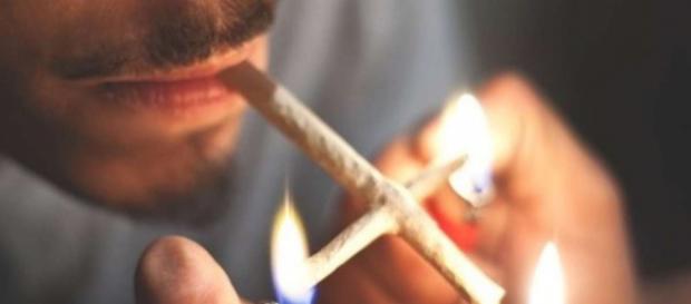 Homens que se interessam por outros homens após usar drogas são chamados de "Highsexuais" Homens que se interessam por outros homens após usar drogas são chamados de "Highsexuais"