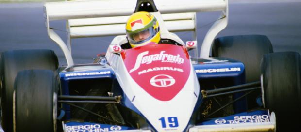 Senna com seu Toleman-Hart, no GP da Inglaterra de 1984: em Brands Hatch, ele largou em terceiro, caiu para nono e subiu no pódio. Senna com seu Toleman-Hart, no GP da Inglaterra de 1984: em Brands Hatch, ele largou em terceiro, caiu para nono e subiu no pódio.