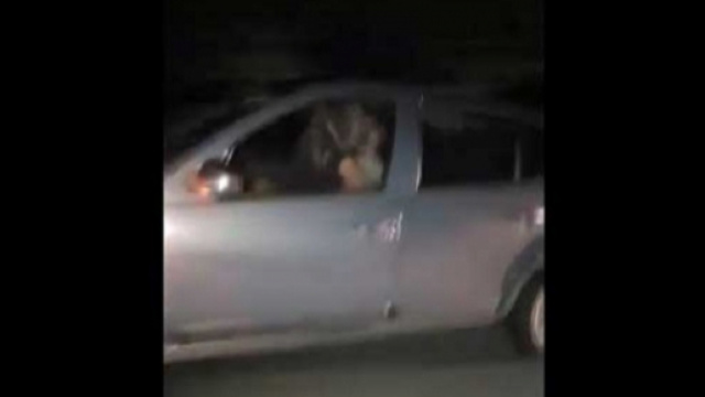 Consumano un rapporto intimo in auto