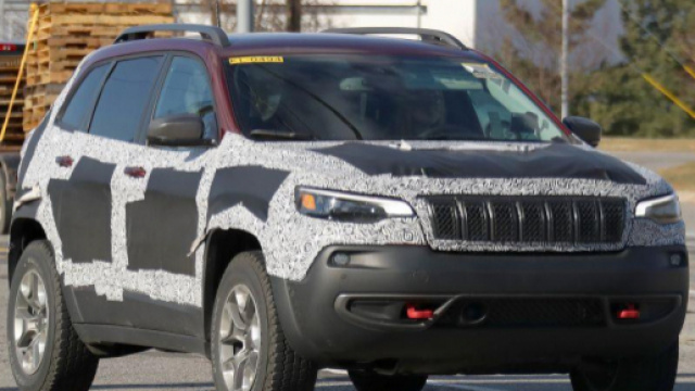 Jeep Cherokee 2018 restyling foto spia