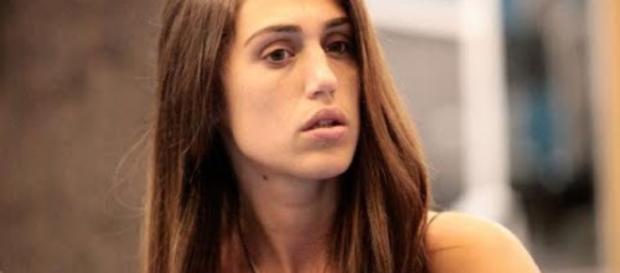 Cecilia Rodriguez: la discoteca le fa i fischi e lei risponde con il gesto dell'ombrello. Cecilia Rodriguez: la discoteca le fa i fischi e lei risponde con il gesto dell'ombrello.