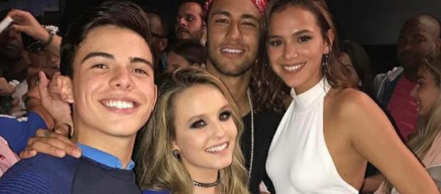 Larissa Manoela com Neymar e Bruna Larissa Manoela com Neymar e Bruna