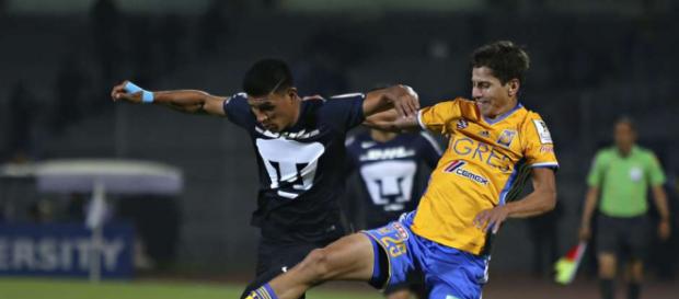 Pumas y Tigres disputando partido del Apertura 2017 Pumas y Tigres disputando partido del Apertura 2017