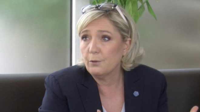Marine Le Pen pas invitée par la famille Hallyday