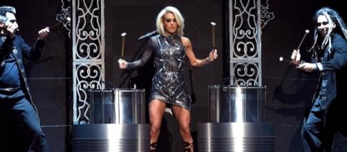 Carrie Underwood's stage personality at the 2016 Academy Of ... - laineygossip.com