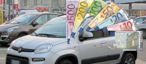 Bollo auto: potrebbe arrivarne un altro da esporre sul vetro.