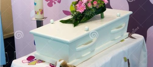 Epidemia di morbillo in Romania. I funerali di una bimba