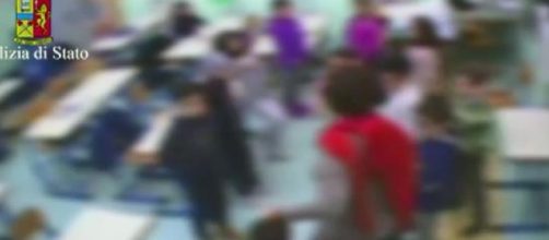 Le telecamere nascoste messe in classe dagli investigatori mostrano tra le altre cose un bambino preso per i capelli e altri percossi.