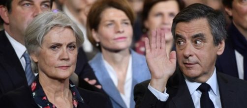 Un'immagine dei coniugi Fillon durante un incontro pubblico.