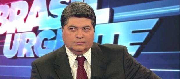 Apresentador José Luiz Datena em seu programa televisivo Apresentador José Luiz Datena em seu programa televisivo