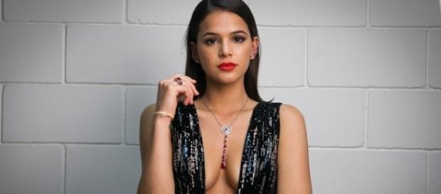 Bruna Marquezine manda fãs cuidarem da própia vida. Bruna Marquezine manda fãs cuidarem da própia vida.