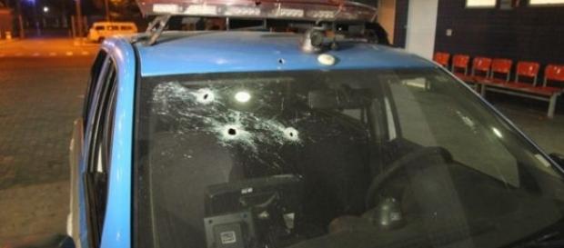 Carro da PM levou diversos tiros de fuzil disparados por bandidos na Rodovia Washington Luís (Foto: Osvaldo Praddo) Carro da PM levou diversos tiros de fuzil disparados por bandidos na Rodovia Washington Luís (Foto: Osvaldo Praddo)
