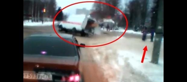 Carro em alta velocidade atropelou ambulância; a seta indica pedestres que quase foram atingidos no acidente (Crédito: YouTube/LiveLeak) Carro em alta velocidade atropelou ambulância; a seta indica pedestres que quase foram atingidos no acidente (Crédito: YouTube/LiveLeak)