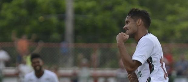 Com belo gol, Scarpa assegura vitória do Flu sobre o Resende (Foto: Armando Paiva / AGIF) Com belo gol, Scarpa assegura vitória do Flu sobre o Resende (Foto: Armando Paiva / AGIF)