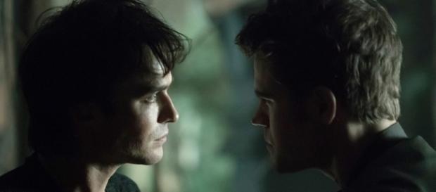 Damon pode acabar morto e Stefan virar humano no final da série. Damon pode acabar morto e Stefan virar humano no final da série.