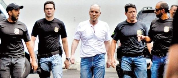 Eike Batista se encaminhando para superintendência da PF Eike Batista se encaminhando para superintendência da PF