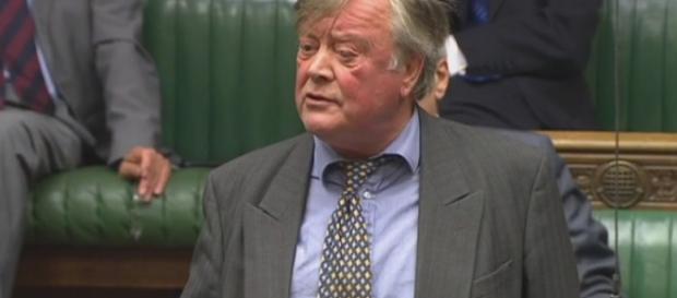 Ken Clarke 'helps' Philip Hammond | PoliticsHome.com - politicshome.com Ken Clarke 'helps' Philip Hammond | PoliticsHome.com - politicshome.com