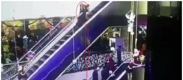 Momento em que a mulher estava descendo com os filhos Momento em que a mulher estava descendo com os filhos