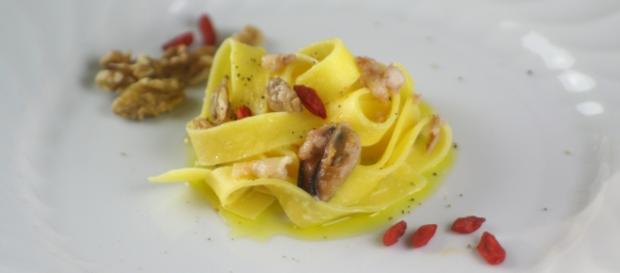 Pappardelle del benessere con noci e bacche di goji. Pappardelle del benessere con noci e bacche di goji.