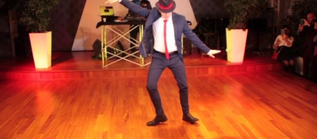 Sven Otten porta il suo ballo sul palco di Sanremo facendo impazzire il pubblico Sven Otten porta il suo ballo sul palco di Sanremo facendo impazzire il pubblico