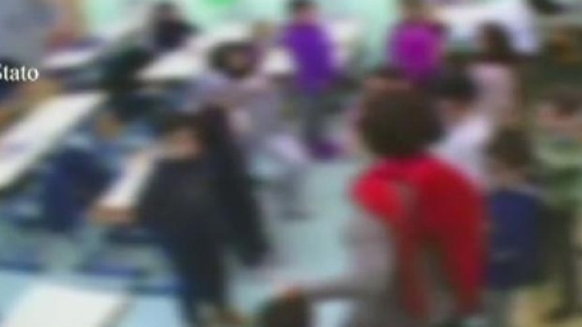 Le telecamere nascoste messe in classe dagli investigatori mostrano tra le altre cose un bambino preso per i capelli e altri percossi.