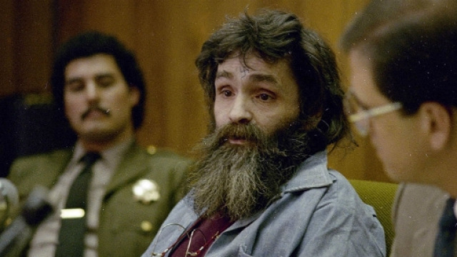 Le tueur en série Charles Manson retourne en prison - Gala - gala.fr