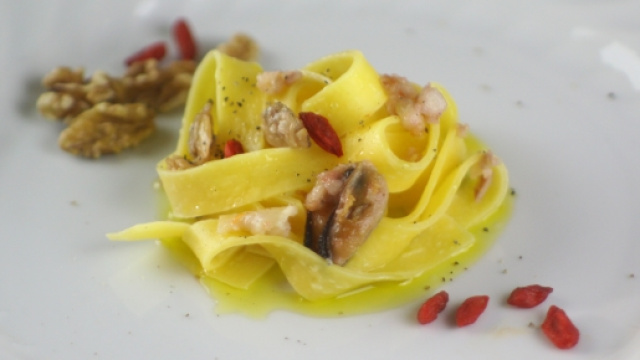 Pappardelle del benessere con noci e bacche di goji.